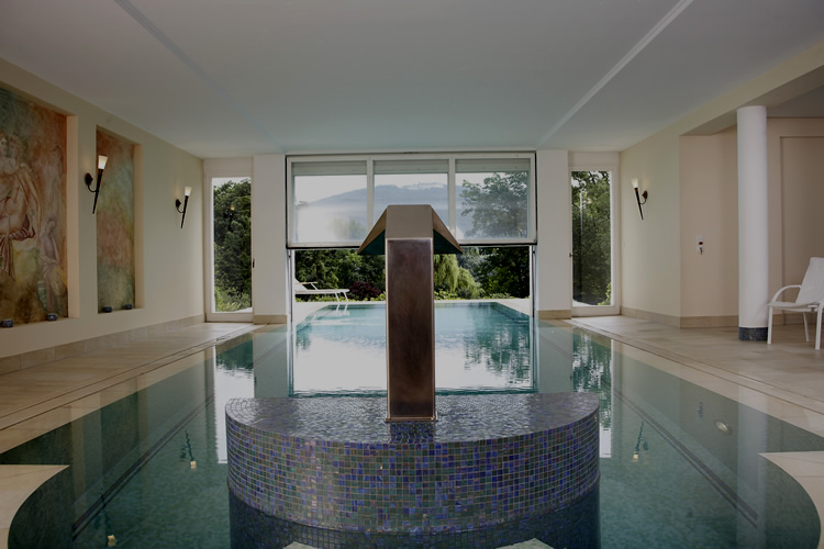 Aussenschwimmbad mit Beleuchtung Startbild ein Aussenbecken in der Nacht /Hallenbad mit Schwalldusche